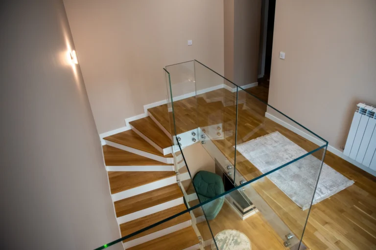 Ganzglasgeländer an einer Treppe