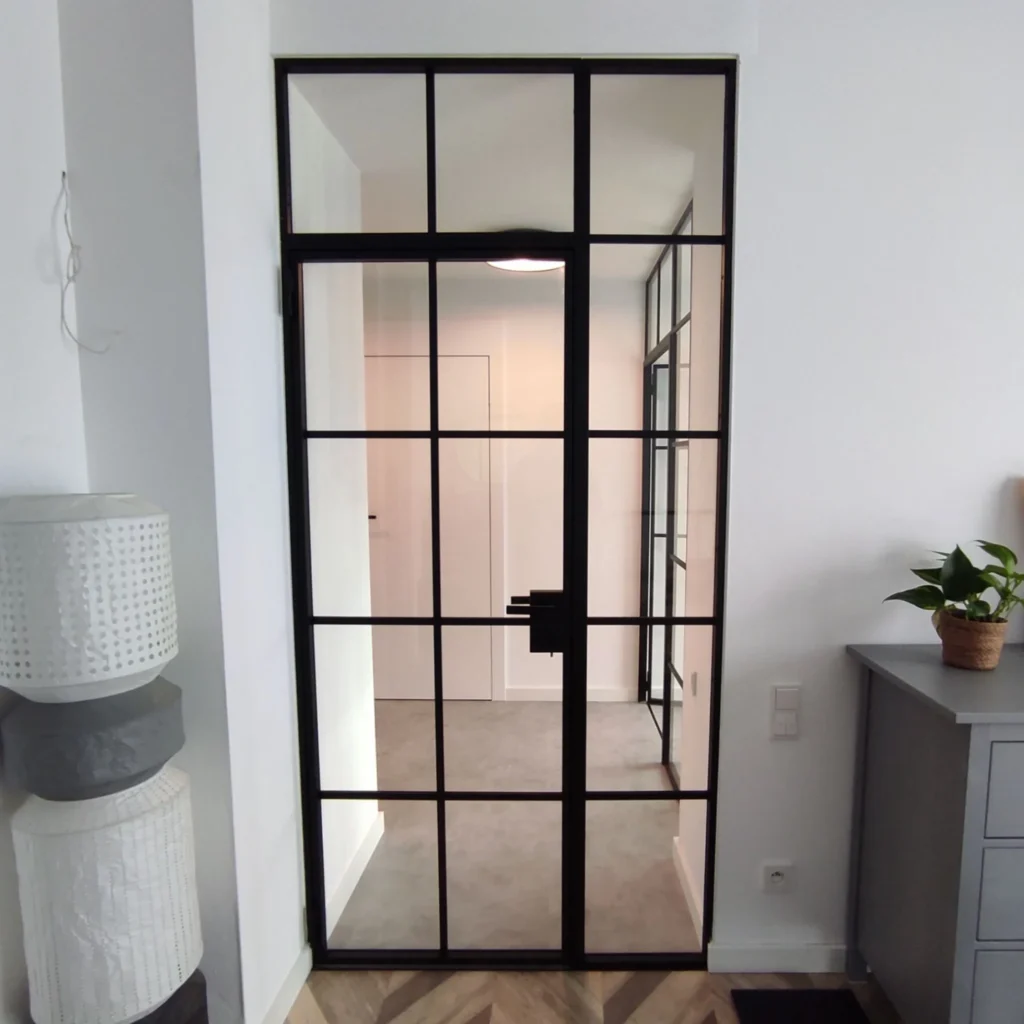 Lofttür aus Stahl und Glas im Flur